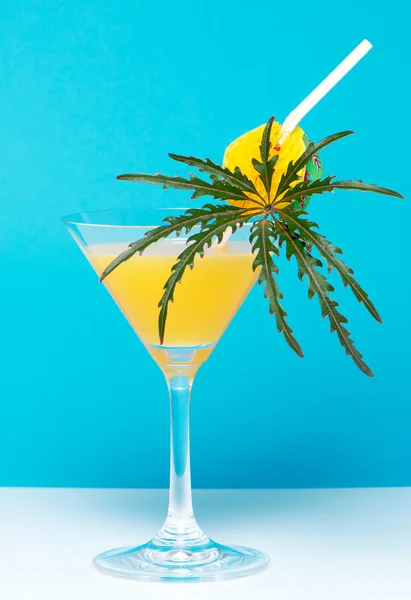 Cocktail pe un fundal albastru — Fotografie, imagine de stoc