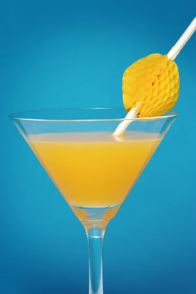 Cocktail em um fundo azul — Fotografia de Stock