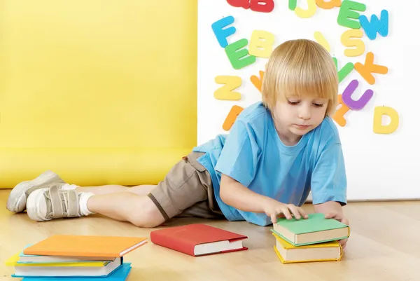 Malý chlapec s knihami — Stock fotografie