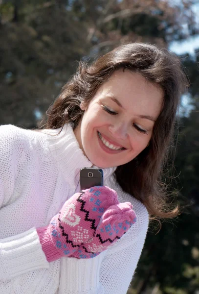 Портрет счастливой женщины с телефоном — стоковое фото