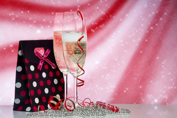 Brýle s šampaňským a dárek — Stock fotografie