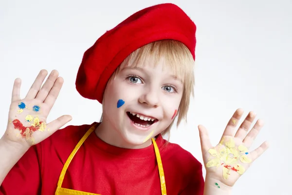 Kleine kunstenaar in een rode baret — Stockfoto