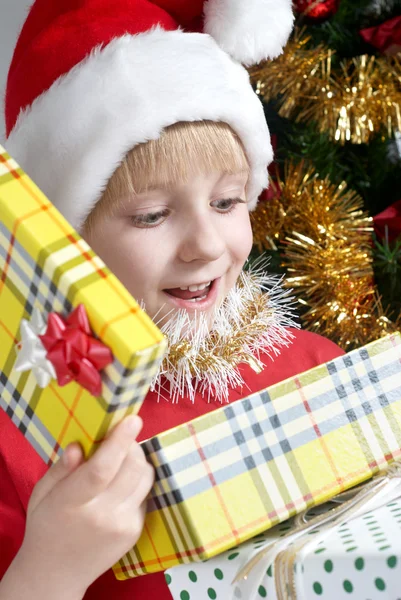 Küçük santa klaus ellerinde hediyelerle — Stok fotoğraf