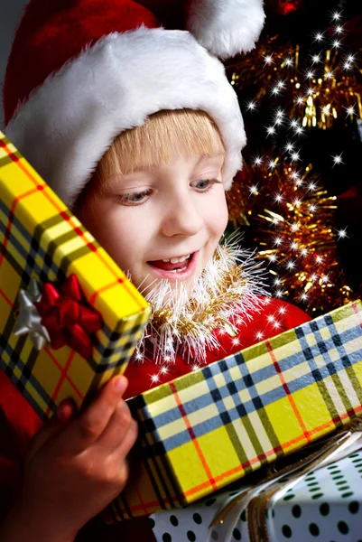 Маленький Санта Клаус с подарками в руках — стоковое фото