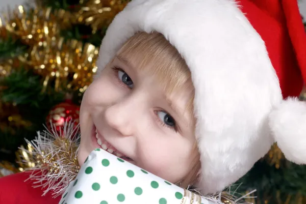 Kleiner Weihnachtsmann mit Geschenken — Stockfoto