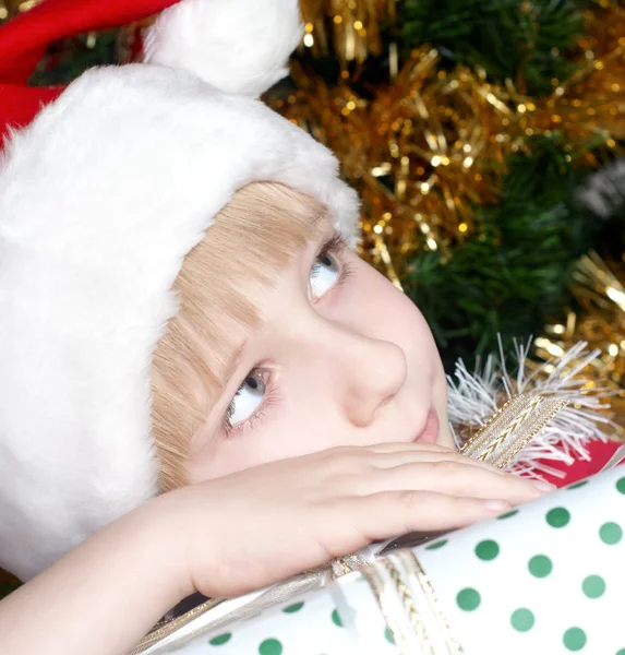 손에 선물과 함께 작은 산타 클라우스 — 스톡 사진