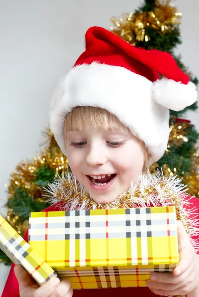 Pequeño Santa Klaus con regalos en las manos —  Fotos de Stock
