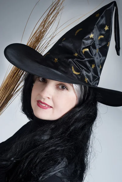 Retrato de una linda bruja con sombrero — Foto de Stock