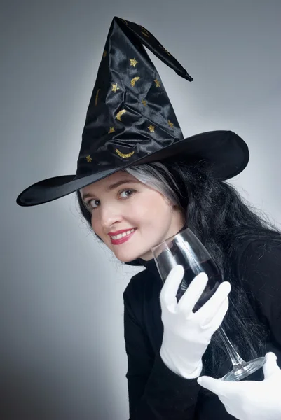Porträt einer süßen Hexe mit Hut — Stockfoto