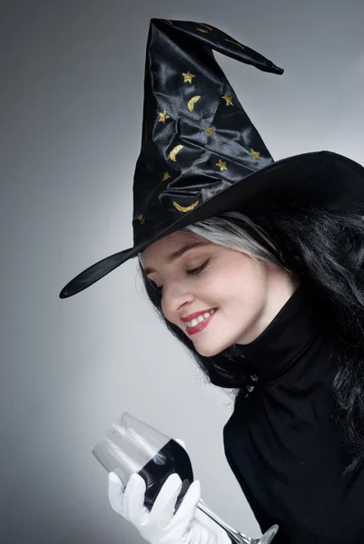 모자와 귀여운 마녀의 초상화 — 스톡 사진