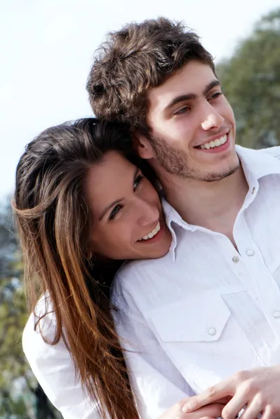Primer plano de una joven pareja sonriendo — Foto de Stock