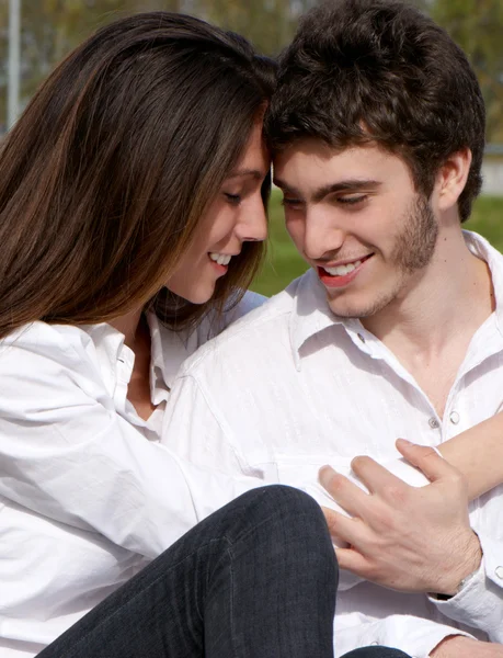 Közeli kép: egy fiatal pár a szerelem — Stock Fotó