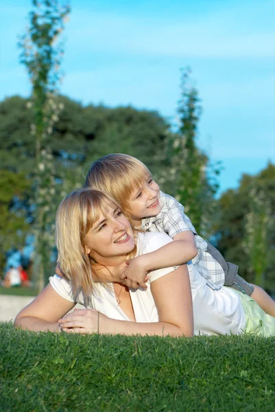 Mãe e filho brincando na grama verde — Fotografia de Stock