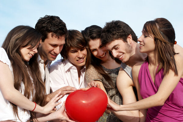 Группа молодых парней и девушек
