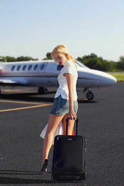 La chica con el equipaje va al avión — Foto de Stock