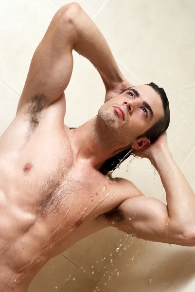 Mężczyzna pod prysznicem — Zdjęcie stockowe