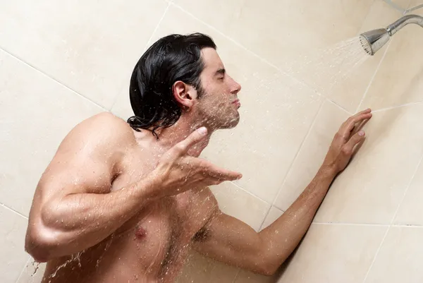 Homem sob o chuveiro — Fotografia de Stock