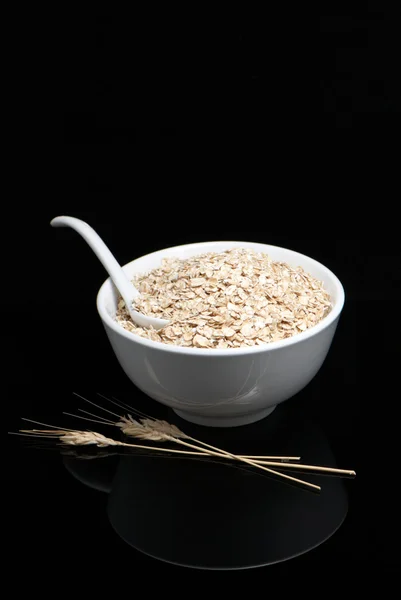 Mingau de cereal em um fundo preto — Fotografia de Stock