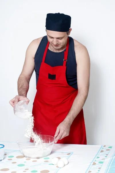 Der Koch bei der Teigzubereitung — Stockfoto