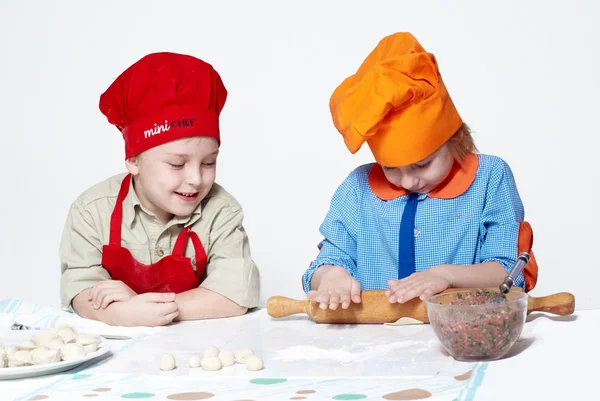 Маленькі кухарі, що працюють з тістом — стокове фото