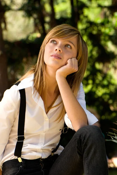 Krásná mladá dívka v parku — Stock fotografie