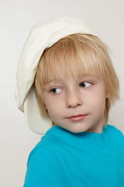 Портрет емоційного хлопчика в капелюсі — стокове фото