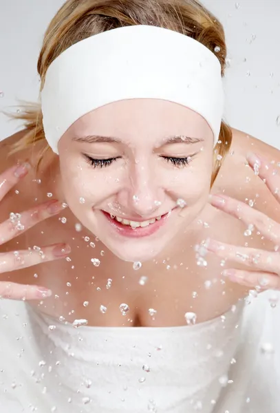 Glückliches junges Mädchen wäscht ihr Gesicht — Stockfoto