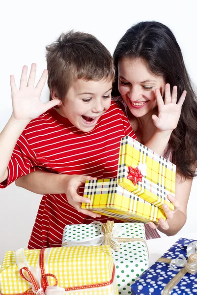 Gelukkige familie met een geschenken — Stockfoto