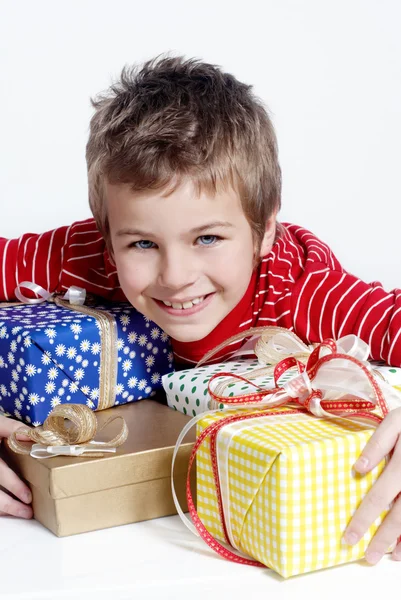 Маленький мальчик с подарками — стоковое фото