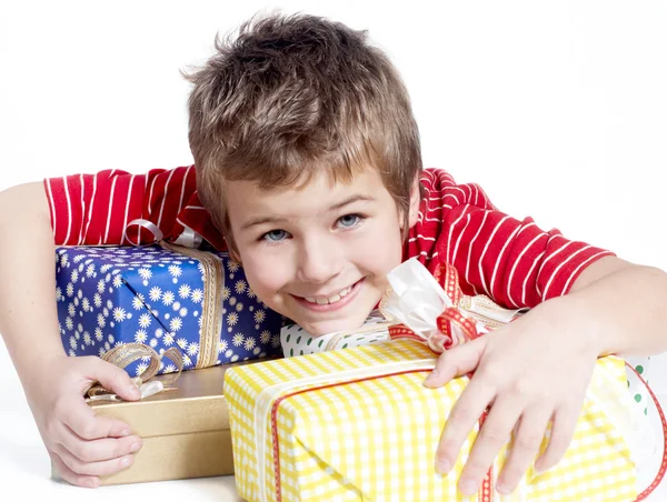 Malý chlapec s dárky — Stock fotografie