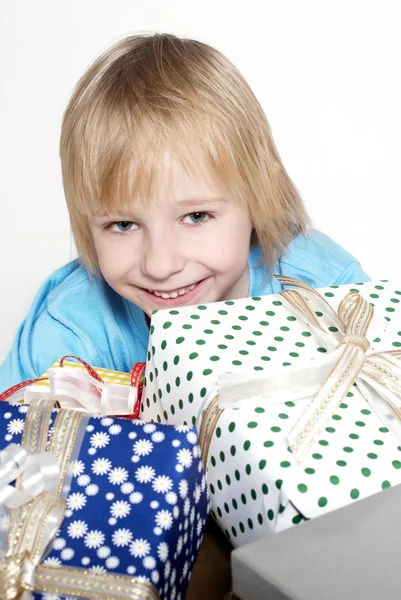 Malý chlapec s dárky — Stock fotografie