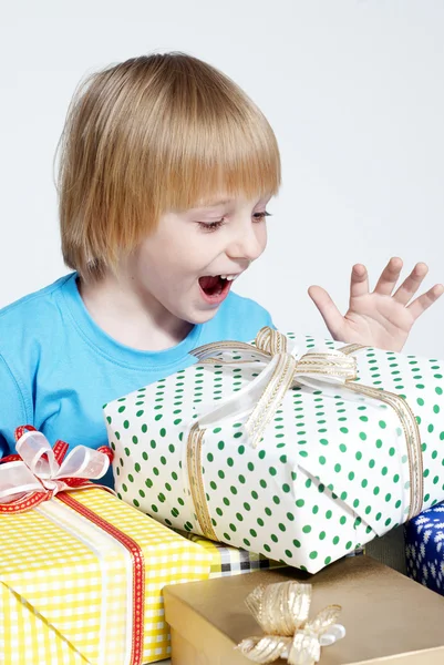 Маленький мальчик с подарками — стоковое фото