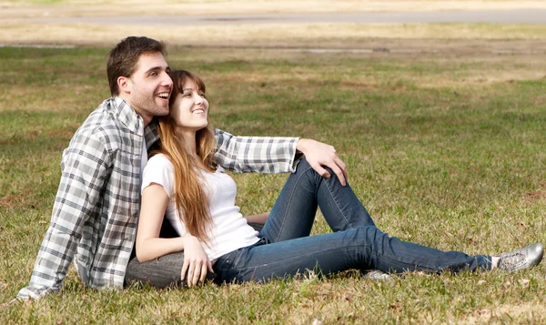 Kärleksfull unga par, vacker och glad — Stockfoto