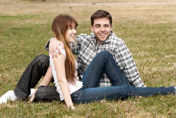 Loving young couple, beautiful and happy — Stock Photo, Image