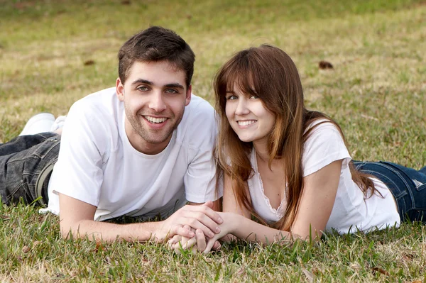 Amante jovem casal, bonito e feliz — Fotografia de Stock
