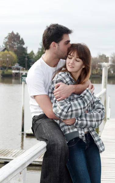 Kärleksfull unga par, vacker och glad — Stockfoto