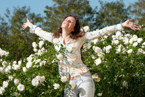 Прекрасные молодые женщины в белых розах — стоковое фото