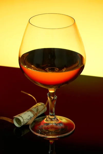 Starkes Getränk auf hellem Hintergrund — Stockfoto