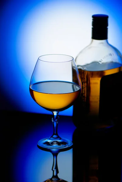 Starkes Getränk auf blauem Hintergrund — Stockfoto