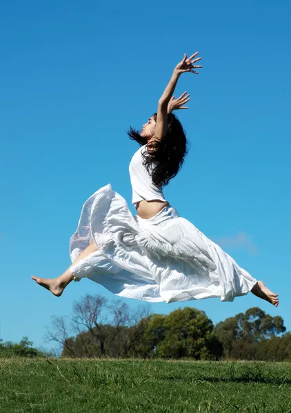 Hoppa i en vit klänning — Stockfoto