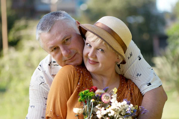 Senior couple smiling in the park — Stock Photo, Image