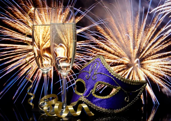Şampanya ve maske ile gözlük