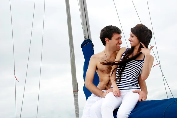 Jeune couple à bord du yacht — Photo
