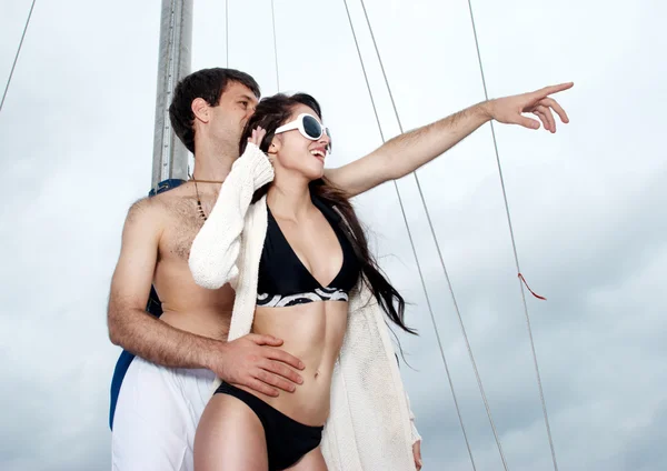 Jeune couple à bord du yacht — Photo
