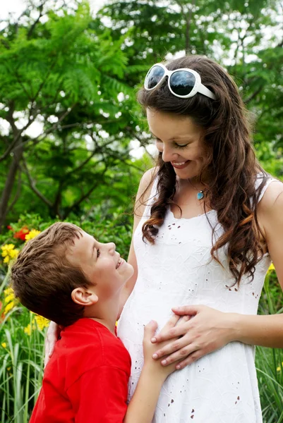 Ung pojke och gravid mamma — Stockfoto