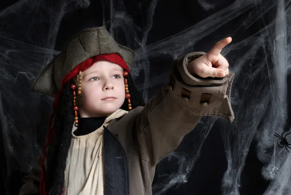 Liten pojke bär pirate kostym — Stockfoto