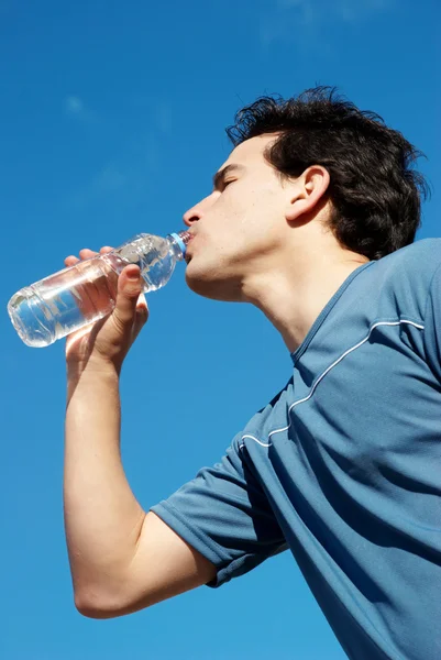 Jovem com água de garrafa — Fotografia de Stock