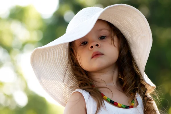 Stående liten flicka i hatt — Stockfoto