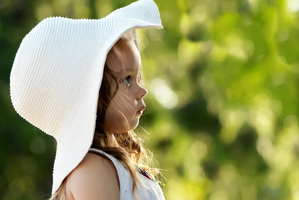 Портрет Маленька дівчинка в капелюсі — стокове фото