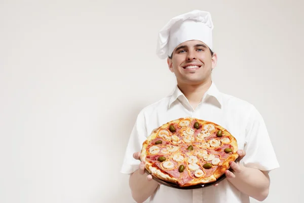 Szczęśliwy kucharz atrakcyjny z pizza — Zdjęcie stockowe